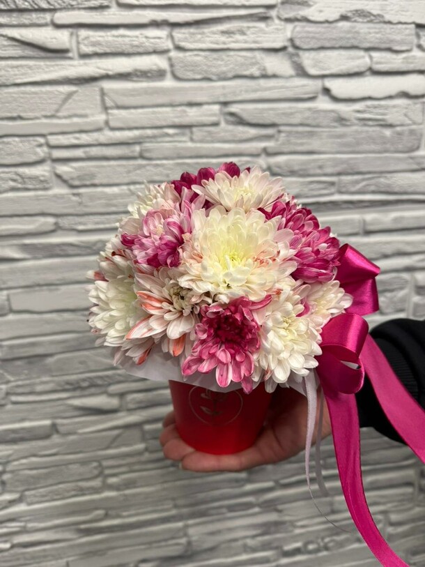 Хризантема в шляпной коробке, артикул F1367685 - 1543 рублей, доставка по городу. Flawery - доставка цветов