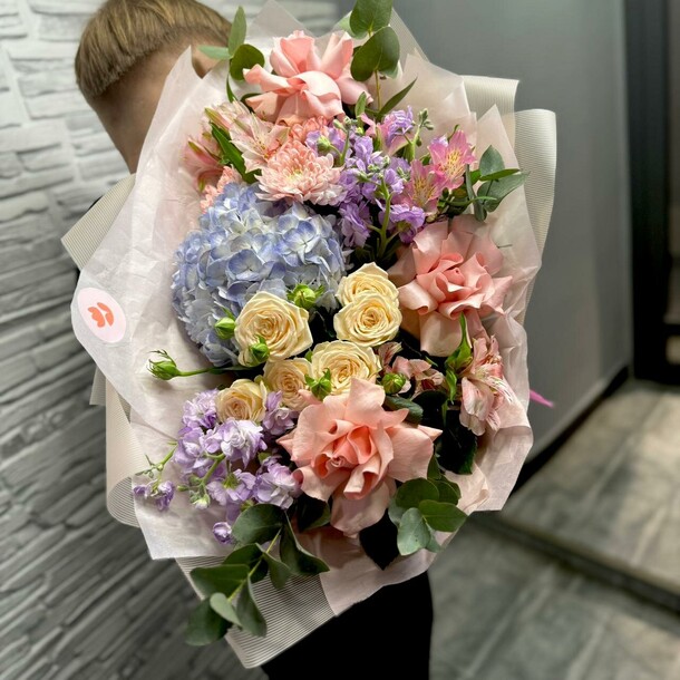 Букет с гортензией "яркость красок", артикул F1367706 - 7505 рублей, доставка по городу. Flawery - доставка цветов