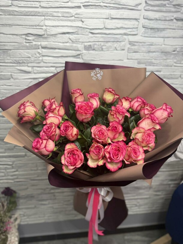 Букет гигант 25 роз, артикул F1368537 - 13888 рублей, доставка по городу. Flawery - доставка цветов