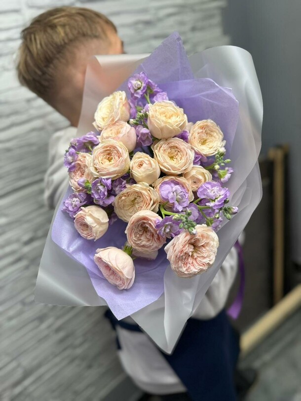 Букет из кустовых роз и маттиолы, артикул F1368538 - 7163 рублей, доставка по городу. Flawery - доставка цветов