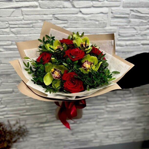 Букет из орхидей и роз, артикул F1369831 - 6061 рублей, доставка по городу. Flawery - доставка цветов