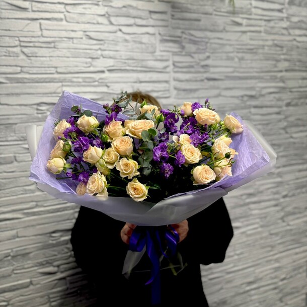 Букет из кустовых роз и маттиол, артикул F1369883 - 9034 рублей, доставка по городу. Flawery - доставка цветов