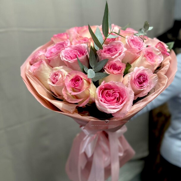 Букет с розами и эвкалиптом, артикул F1374911 - 14011 рублей, доставка по городу. Flawery - доставка цветов