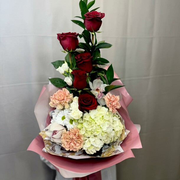 Каскадный букет с розами и гортензией, артикул F1378179 - 7631 рублей, доставка по городу. Flawery - доставка цветов