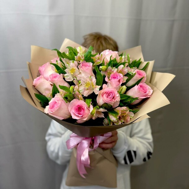 Букет из роз и альстромерий, артикул F1378707 - 10688 рублей, доставка по городу. Flawery - доставка цветов