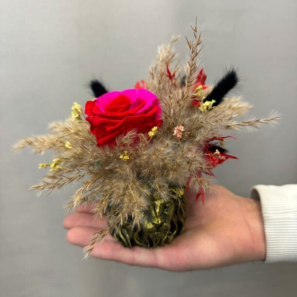 Стабилизированная роза в статуэтке, артикул F1379365 - 4143 рублей, доставка по городу. Flawery - доставка цветов