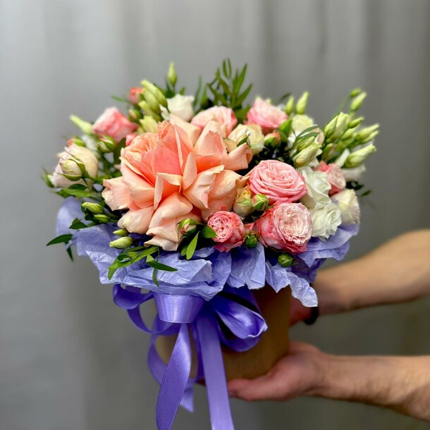 Композиция из роз и эустом, артикул F1379556 - 7443 рублей, доставка по городу. Flawery - доставка цветов