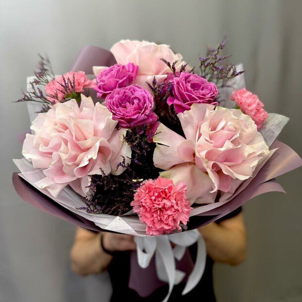 Букет из французских роз и гвоздик, артикул F1381074 - 4722 рублей, доставка по городу. Flawery - доставка цветов