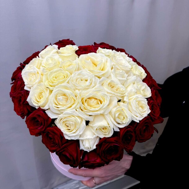 Шляпная коробка из 47 роз, артикул F1381791 - 19876 рублей, доставка по городу. Flawery - доставка цветов