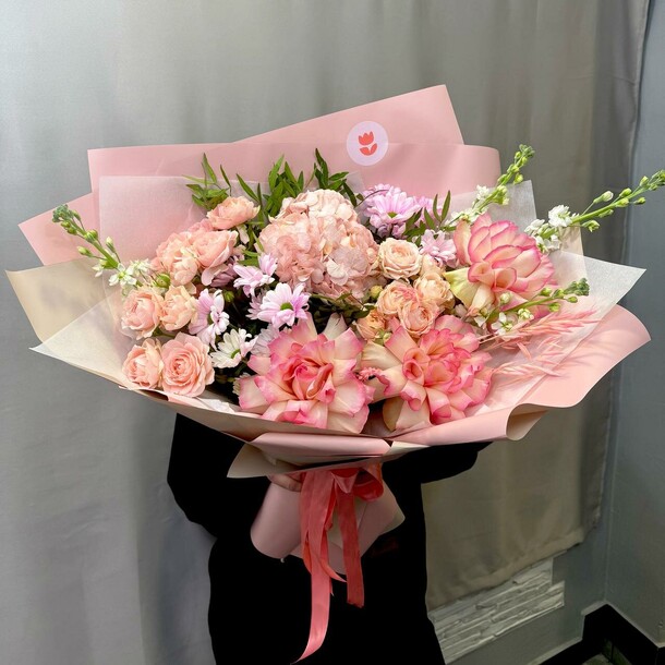 Сборный букет с гортензией, артикул F1382486 - 10205 рублей, доставка по городу. Flawery - доставка цветов