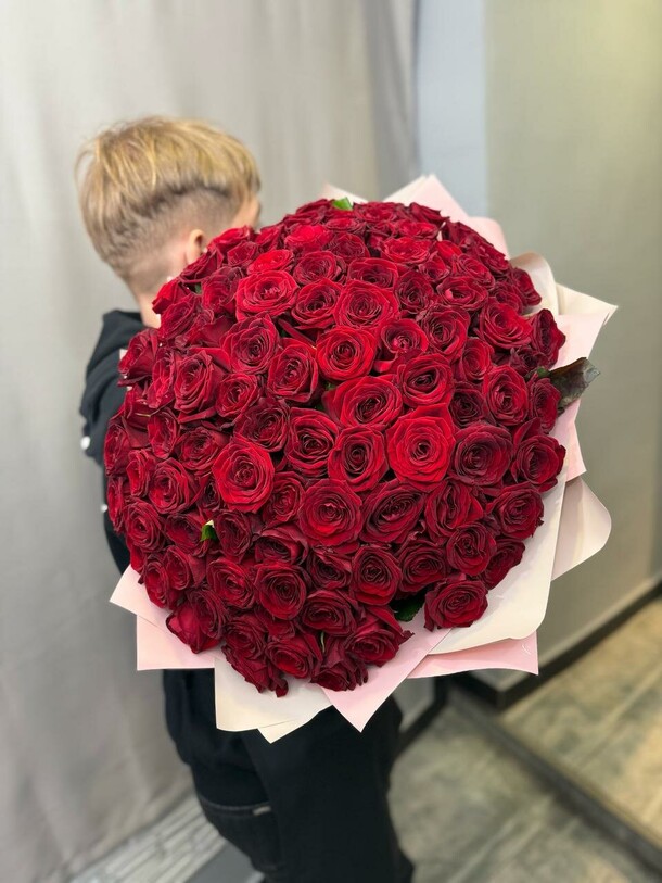 101 роза в упаковке, артикул F1382487 - 39615 рублей, доставка по городу. Flawery - доставка цветов