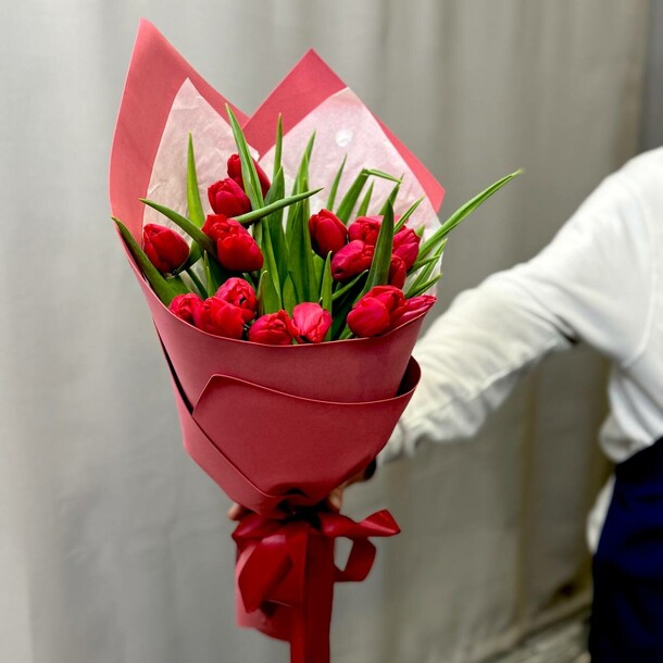 Букет 17 тюльпанов, артикул F1390886 - 7409 рублей, доставка по городу. Flawery - доставка цветов