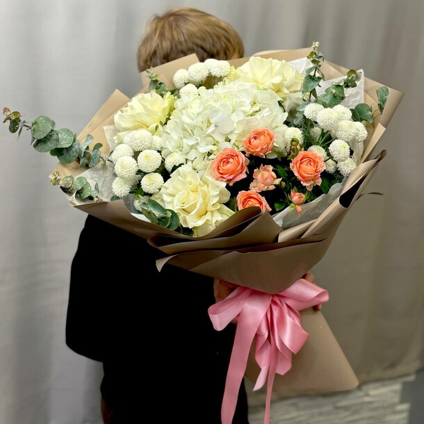 Сборный букет с гортензией, артикул F1399962 - 7974 рублей, доставка по городу. Flawery - доставка цветов