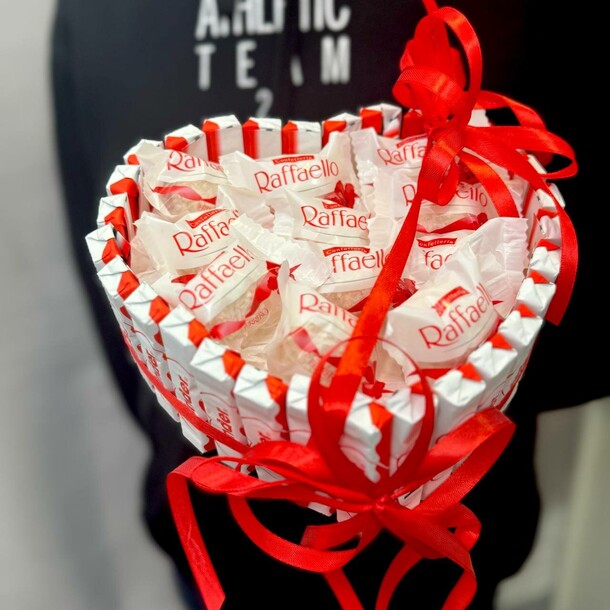 Сладкий подарок сердечко, артикул F1400366 - 5674 рублей, доставка по городу. Flawery - доставка цветов