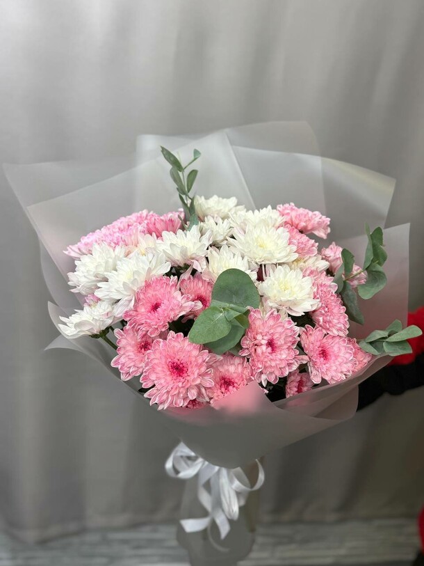 Стильный букет 🌿 хризантема розовая белая и эвкалипт, артикул F1421139 - 6052 рублей, доставка по городу. Flawery - доставка цветов