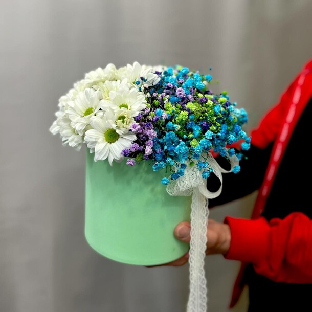 Цветы в коробке хризантема гипсофил, артикул F1421229 - 3967 рублей, доставка по городу. Flawery - доставка цветов