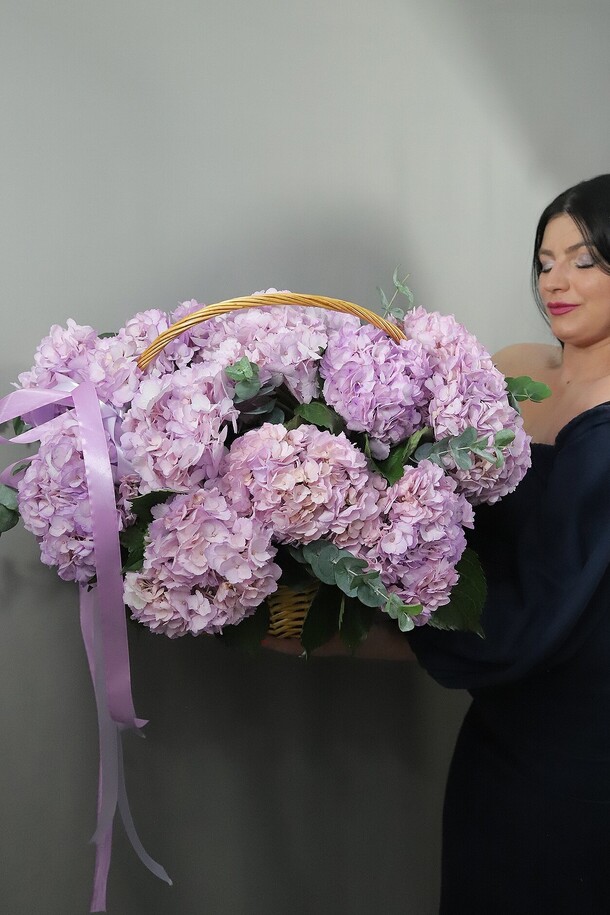 Гортензии в корзине, артикул F1424548 - 23773 рублей, доставка по городу. Flawery - доставка цветов