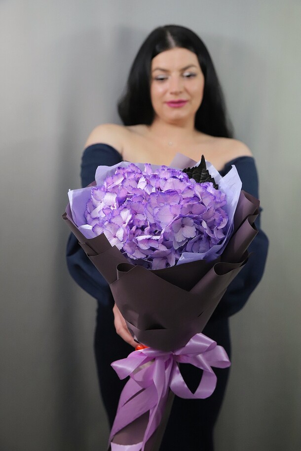 Букет комплимент гортензия, артикул F1425706 - 2453 рублей, доставка по городу. Flawery - доставка цветов