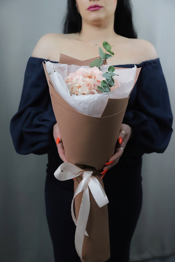 Букет гортензия эвкалипт, артикул F1426400 - 2178 рублей, доставка по городу. Flawery - доставка цветов