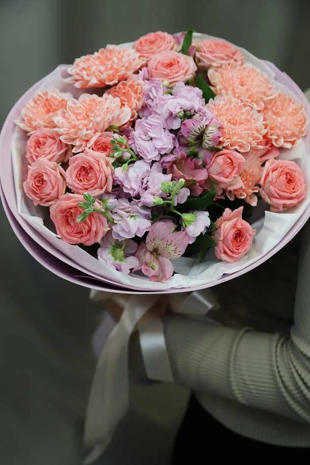 Нежный букет маттиола хризантема альстромерия роза кустовая, артикул F1436194 - 7427 рублей, доставка по городу. Flawery - доставка цветов