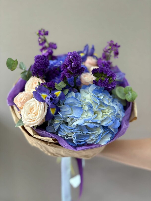 Букет гортензия ирис маттиола роза хризантема, артикул F1462091 - 6966 рублей, доставка по городу. Flawery - доставка цветов