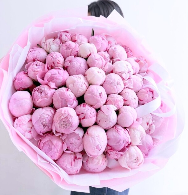 Пионы букет 75 шт «малиновый рай», артикул F1425468 - 94500 рублей, доставка по городу. Flawery - доставка цветов