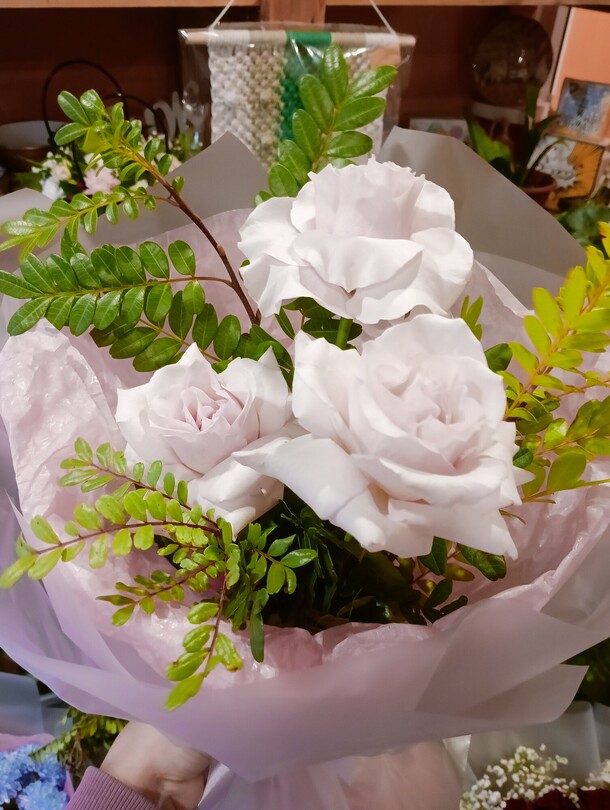 Три французские розы, артикул F1350214 - 2829 рублей, доставка по городу. Flawery - доставка цветов