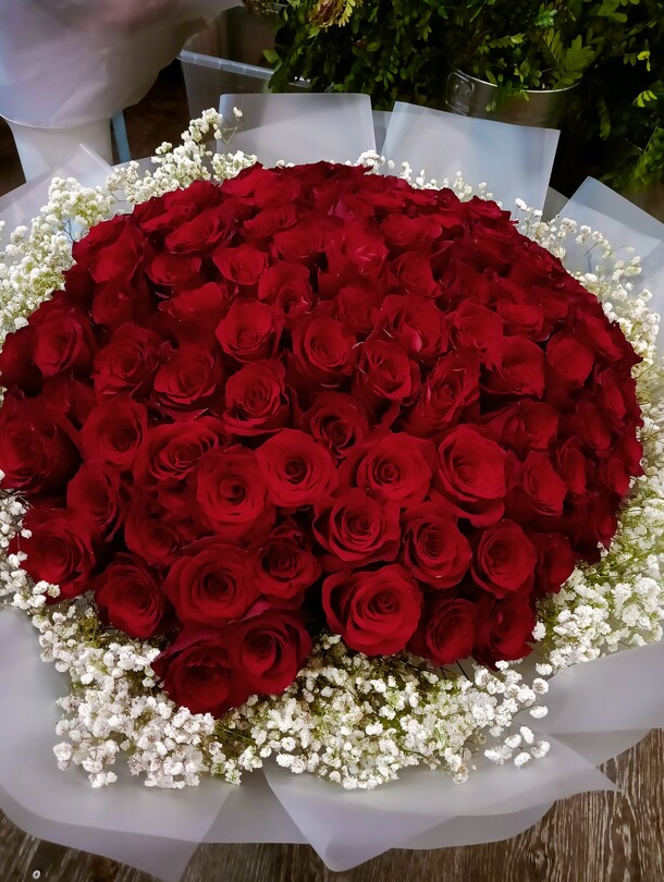 101 роза с гипсофилой, артикул F1350216 - 71209 рублей, доставка по городу. Flawery - доставка цветов