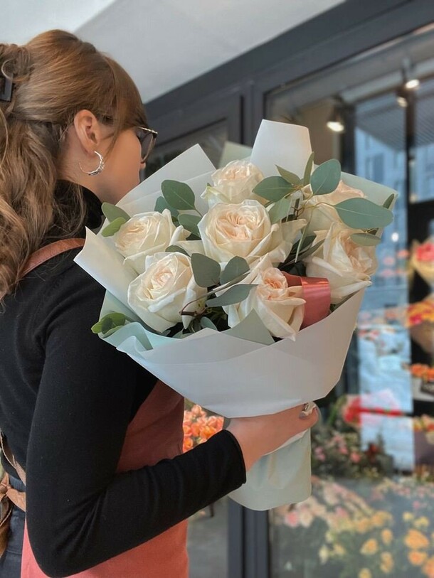 Букет белых роз, артикул F1350356 - 5545 рублей, доставка по городу. Flawery - доставка цветов