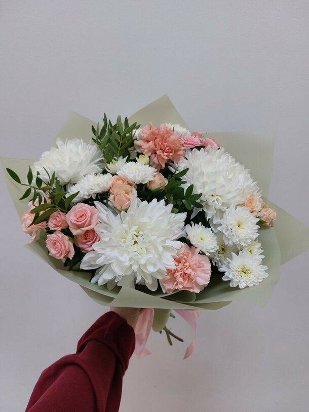 Букет комплимент 4, артикул F1350618 - 7999 рублей, доставка по городу. Flawery - доставка цветов