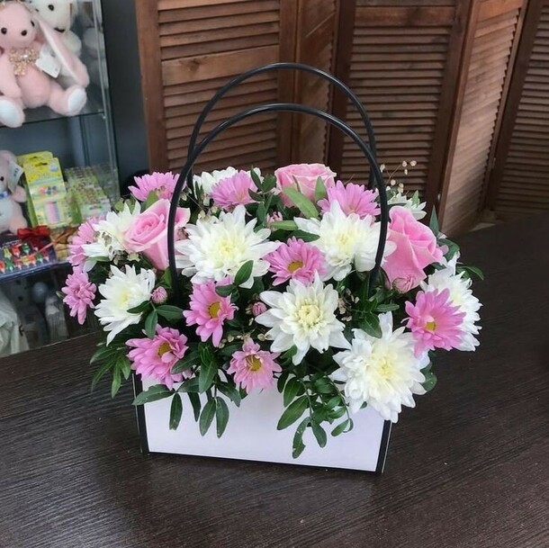 Розы и хризантемы в сумочке, артикул F1357277 - 5258 рублей, доставка по городу. Flawery - доставка цветов