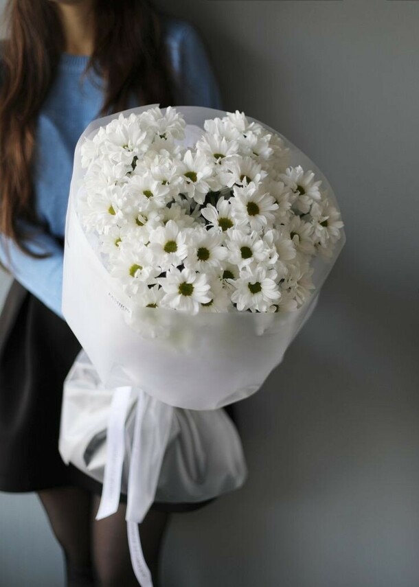 7 кустовых ромашек, артикул F1362142 - 5944 рублей, доставка по городу. Flawery - доставка цветов