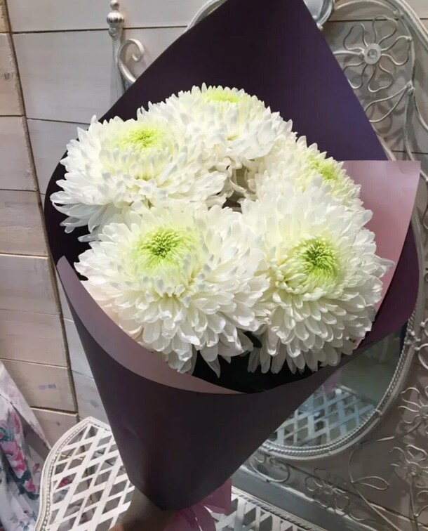 Пять одноголовых хризантем, артикул F1362144 - 5105 рублей, доставка по городу. Flawery - доставка цветов
