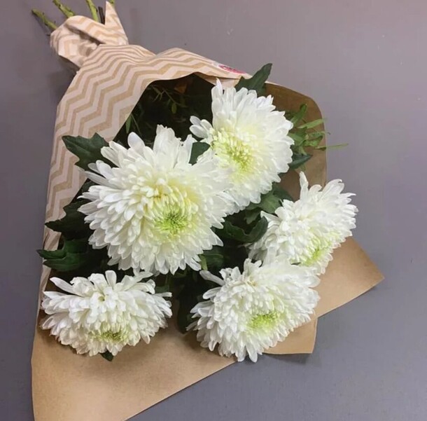 Пять одноголовых хризантем в крафте, артикул F1362145 - 5105 рублей, доставка по городу. Flawery - доставка цветов