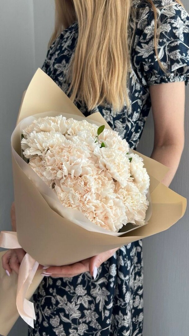 Гвоздики в крафте 23шт, артикул F1362525 - 8319 рублей, доставка по городу. Flawery - доставка цветов