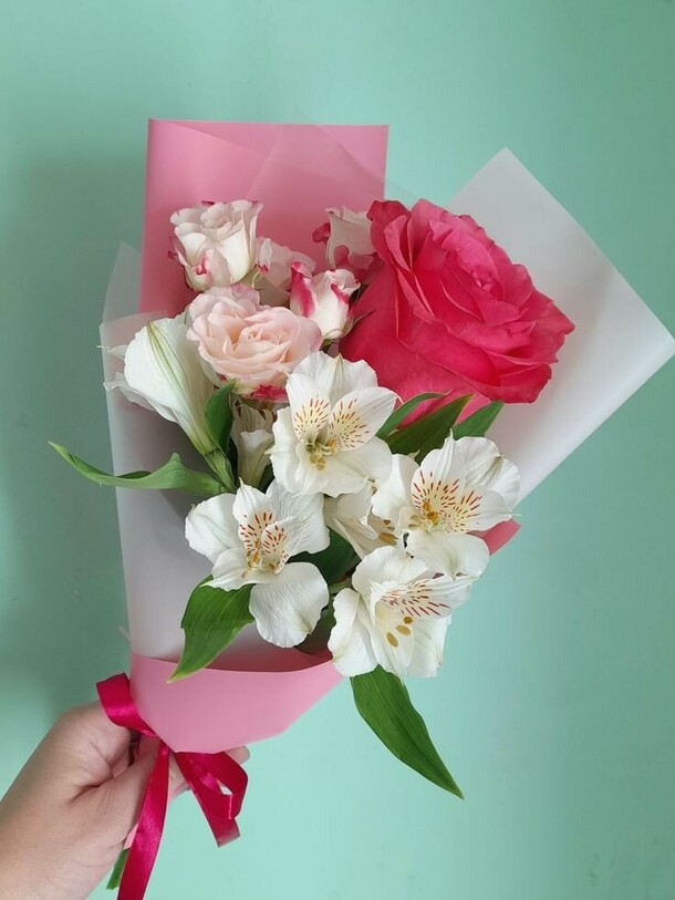 Небольшой комплимент, артикул F1363405 - 2775 рублей, доставка по городу. Flawery - доставка цветов