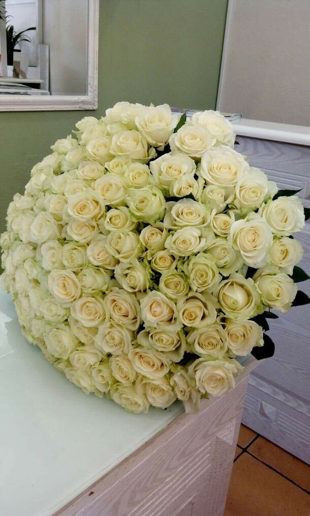 Белая роза 101шт, артикул F1363414 - 67216 рублей, доставка по городу. Flawery - доставка цветов