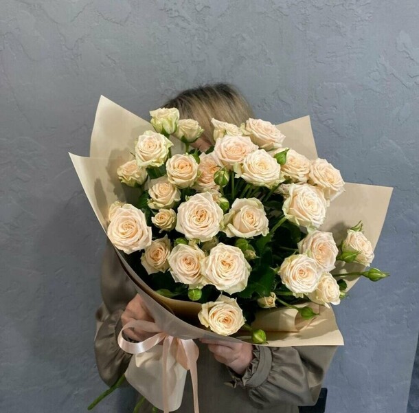 Букет кустовых роз, артикул F1363517 - 5258 рублей, доставка по городу. Flawery - доставка цветов