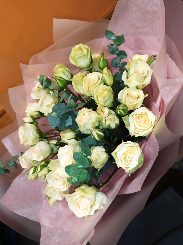 Кустовые розы с эвкалиптом, артикул F1363525 - 6349 рублей, доставка по городу. Flawery - доставка цветов