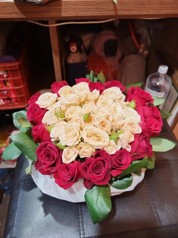 33 розы в коробке, артикул F1365946 - 17969 рублей, доставка по городу. Flawery - доставка цветов