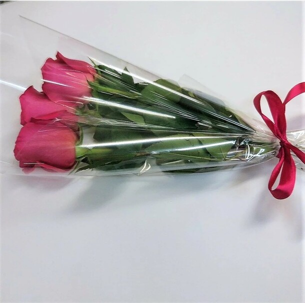 Три розы в пленке, артикул F1367394 - 2210 рублей, доставка по городу. Flawery - доставка цветов