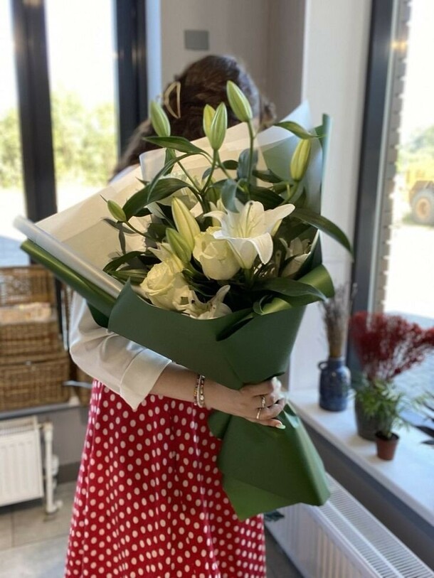 Лилия и розы, артикул F1367718 - 6295 рублей, доставка по городу. Flawery - доставка цветов