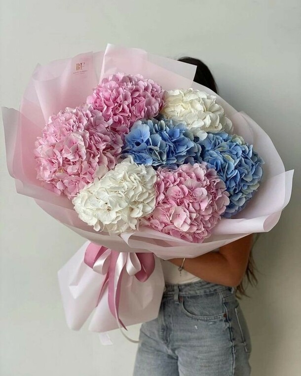 Букет микс из 7 гортензий, артикул F1367749 - 13083 рублей, доставка по городу. Flawery - доставка цветов