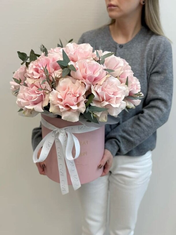 Французские розы в круглой коробке, артикул F1370954 - 15450 рублей, доставка по городу. Flawery - доставка цветов