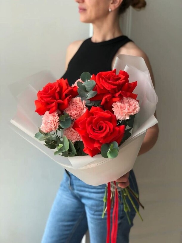 Розы и диантусы, артикул F1371007 - 6190 рублей, доставка по городу. Flawery - доставка цветов