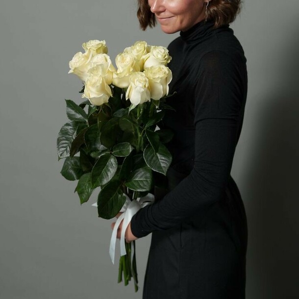 9 белых роз 60см, артикул F1373152 - 6415 рублей, доставка по городу. Flawery - доставка цветов