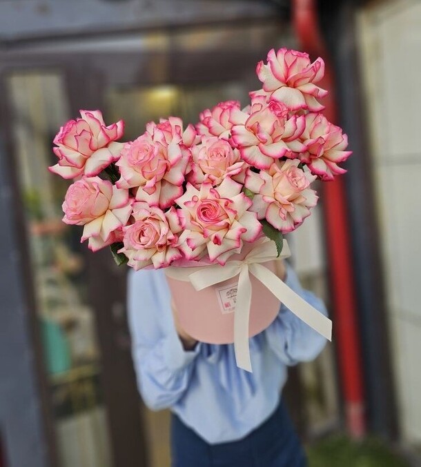 Французские розы в шляпной коробке, артикул F1373636 - 13111 рублей, доставка по городу. Flawery - доставка цветов