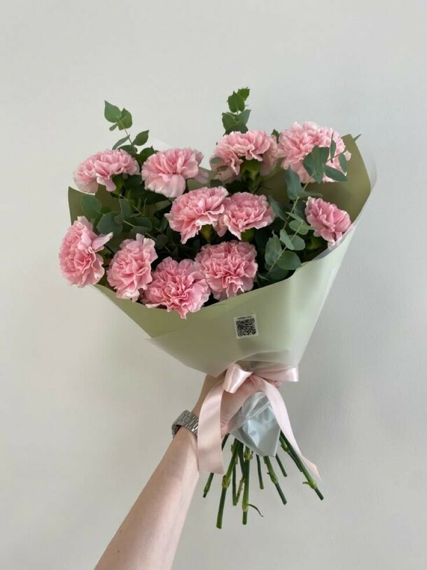 15 диантусов с эвкалиптом, артикул F1373993 - 7255 рублей, доставка по городу. Flawery - доставка цветов