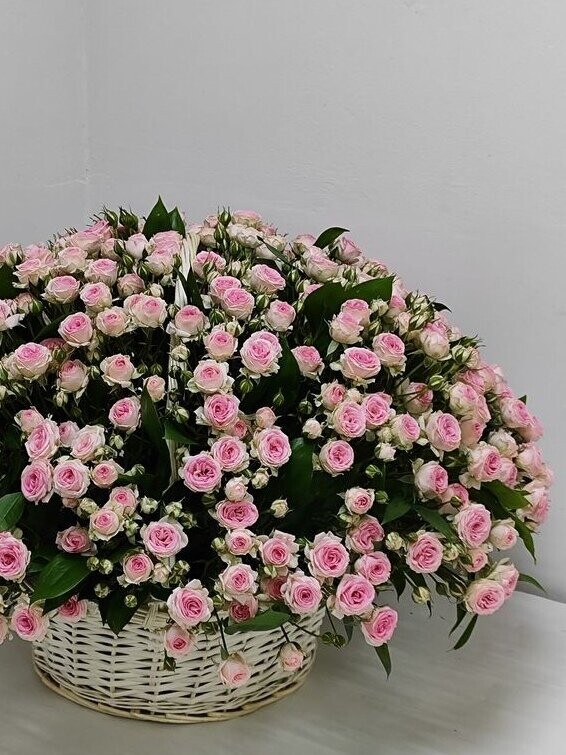 Корзина из 101 кустовой розы, артикул F1380556 - 82095 рублей, доставка по городу. Flawery - доставка цветов