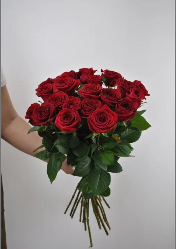Букет из 19 красных роз, артикул F1398705 - 8490 рублей, доставка по городу. Flawery - доставка цветов